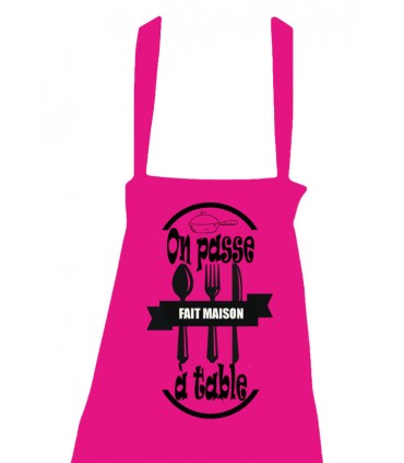 TABLIER ROSE ON PASSE A TABLE C2